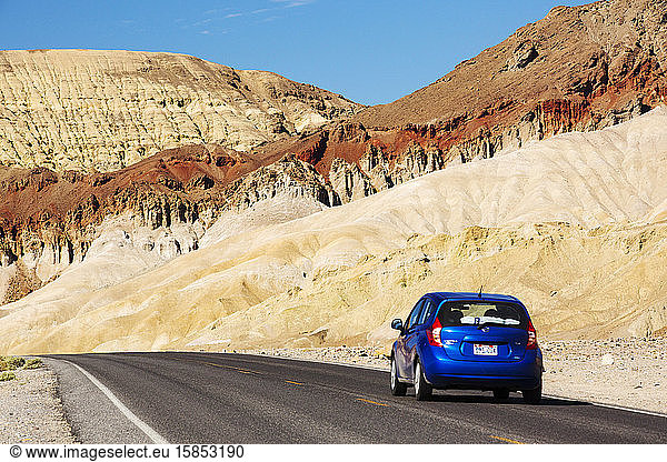 Die Straße durch das Death Valley  das der tiefste  heißeste  trockenste Ort in den USA ist  mit einer durchschnittlichen jährlichen Niederschlagsmenge von etwa 2 Zoll  in manchen Jahren regnet es überhaupt nicht.