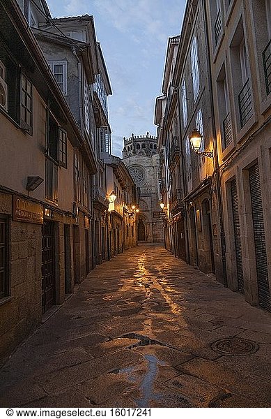 Die Straßen der Innenstadt von Ourense in der Morgendämmerung  Galicien  Spanien.