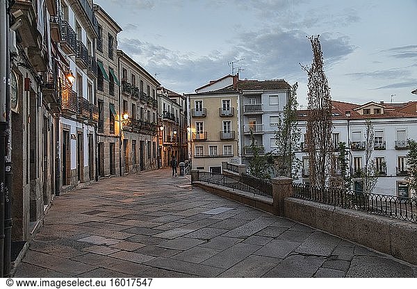 Die Straßen der Innenstadt von Ourense in der Morgendämmerung  Galicien  Spanien.