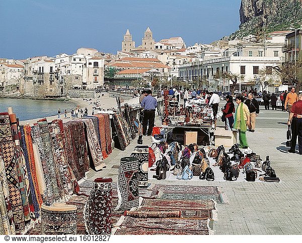 Die Strandpromenade von Cefalu  eines der schönsten und charakteristischsten Dörfer der Provinz Palermo.
