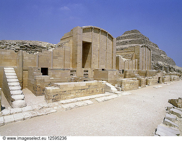 Die Stufenpyramide des Zoser in Saqqara und die Einfriedung mit steinernen Nachbildungen von Kiosken und Kapellen für die königlichen Jubiläumsfeste (heb-sed).
