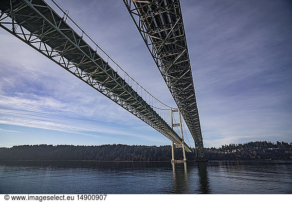 Die Tacoma Narrows Bridges von der Wasseroberfläche aus gesehen  mit Blick nach Westen in Richtung Point Fosdick. Die Brücken überspannen einen Teil des Puget Sound und verbinden Tacoma mit der Olympic Peninsula; Tacoma  Washington  Vereinigte Staaten von Amerika