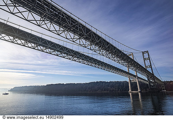 Die Tacoma Narrows Bridges von der Wasseroberfläche aus gesehen  mit Blick nach Westen in Richtung Point Fosdick. Die Brücken überspannen einen Teil des Puget Sound und verbinden Tacoma mit der Olympic Peninsula; Tacoma  Washington  Vereinigte Staaten von Amerika