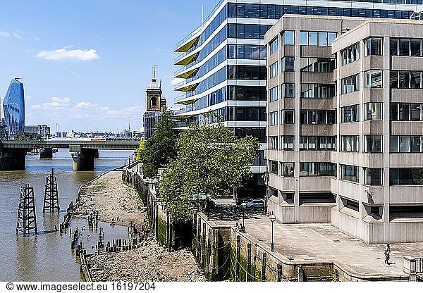 Die Themse und die Gebäude am Flussufer  London  England.
