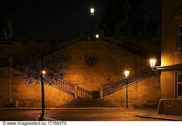 Die Treppen der Karlsbrücke bei Nacht.
