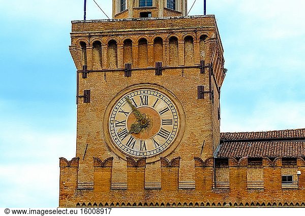 Die Uhr am Palazzo d'Accursio  Bologna  Italien. Rathauskomplex aus dem 14. Jahrhundert  der eine mit Fresken geschmückte Kapelle und ein Museum für bildende Kunst beherbergt.