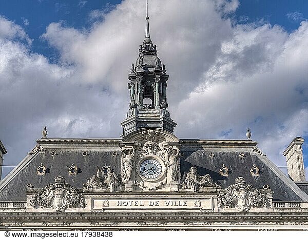 Die Uhr auf dem Dach und das Dach des Rathauses  Hôtel de Ville  Tours  Département Inde-et-Loire  Région Centre  Frankreich  Europa