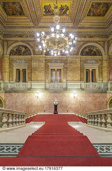 Die Ungarische Staatsoper  erbaut in den 1880er Jahren  doppelte Innentreppe mit rotem Teppich.