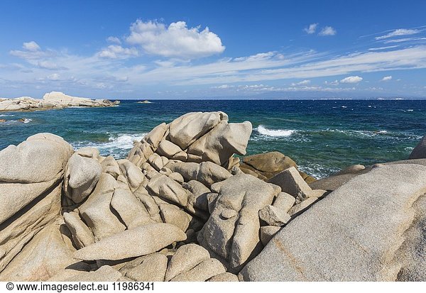 Die ungewöhnlichen Formen der Klippen umrahmen das blaue Meer Capo Testa Santa Teresa di Gallura Provinz Sassari Sardinien Italien Europa.
