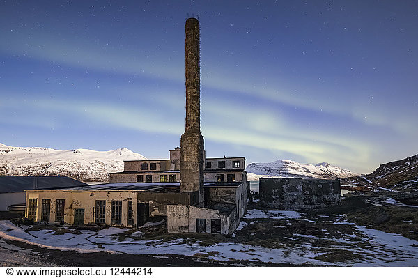 Die verlassene Heringsfabrik mit Nordlicht über ihr  Djupavik  Westfjorde  Island