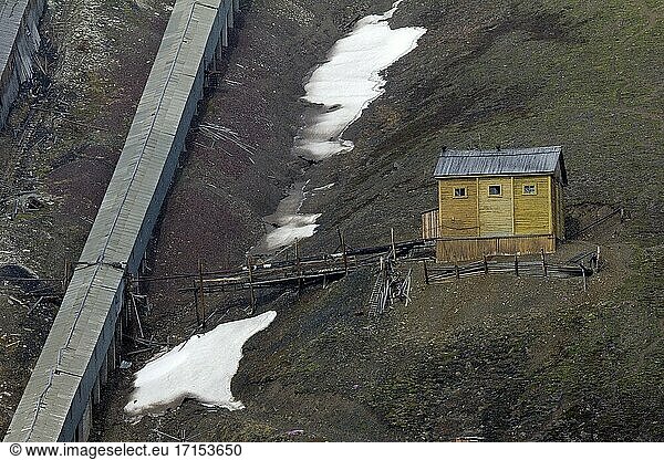 Die verlassene russische Bergbaustadt Piramida auf Svalbard wird fast täglich von Touristen besucht  die mit dem Schiff aus Longyearbyen kommen. Vieles ist zerstört  zerbrochen und vernichtet  was der empfindlichen arktischen Umwelt schaden kann.