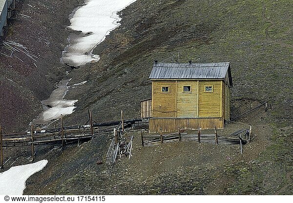 Die verlassene russische Bergbaustadt Piramida auf Svalbard wird fast täglich von Touristen besucht  die mit dem Schiff aus Longyearbyen kommen. Vieles wird zerstört  kaputt gemacht und vernichtet  was der empfindlichen arktischen Umwelt schaden kann.