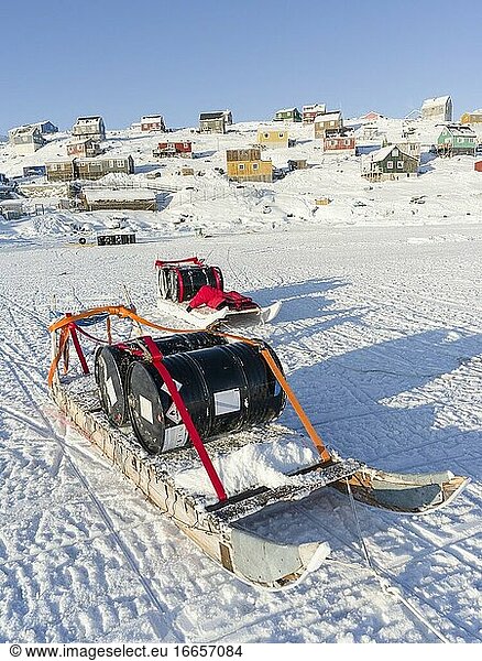 Die Vorräte sind an einen Schlitten gebunden und warten darauf  in noch kleinere Dörfer gebracht zu werden. Das traditionelle und abgelegene grönländische Inuit-Dorf Kullorsuaq liegt an der Melville-Bucht  einem Teil der Baffin-Bucht  im äußersten Norden Westgrönlands. Amerika  Nordamerika  Grönland  Dänemark.