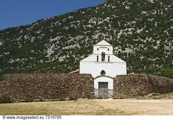 Die Wallfahrtskirche San Pietro auf der Hochebene von Su Golgo  Baunei  Provinz Ogliastra  Sardinien  Italien  Europa