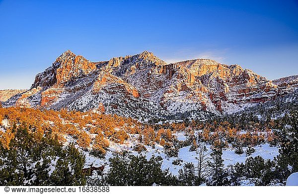 Die Winterberge von Sedona bei Sonnenuntergang  Arizona  USA.