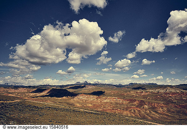 Die Wolken  der blaue Himmel  die Berge und die Hochebenen von West-Wyoming.