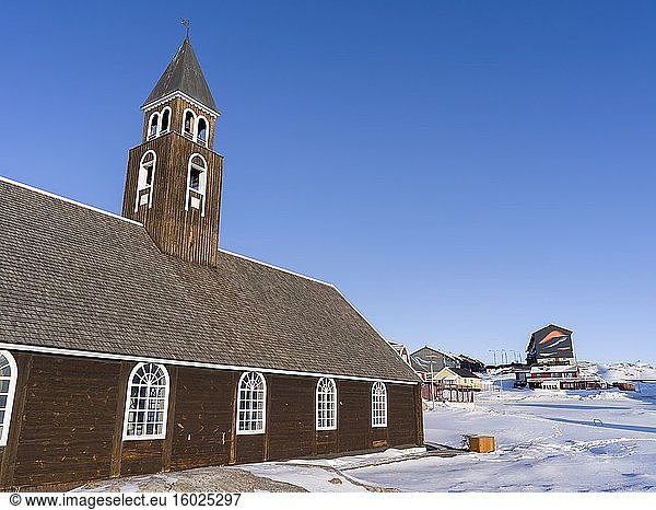 Die Zionskirche  ein Wahrzeichen von Ilulissat. Winter in Ilulissat am Ufer der Diskobucht. Amerika  Nordamerika  Grönland  Dänemark