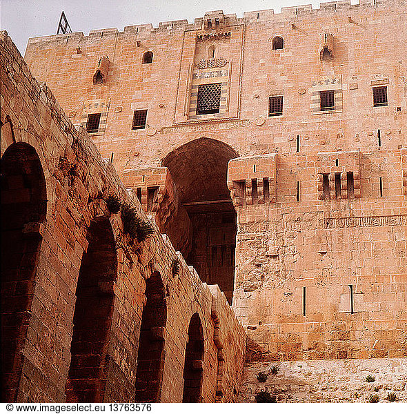 Die Zitadelle von Aleppo. Während des zweiten Kreuzzugs wurde die Zitadelle erobert und wechselte mehrmals den Besitzer zwischen den Kreuzrittern und den Muslimen. Detail des Eingangs zur Zitadelle. Islamische Ayyubiden- und Mamlukenzeit. 13. bis 16. Jahrhundert. Aleppo  Syrien.