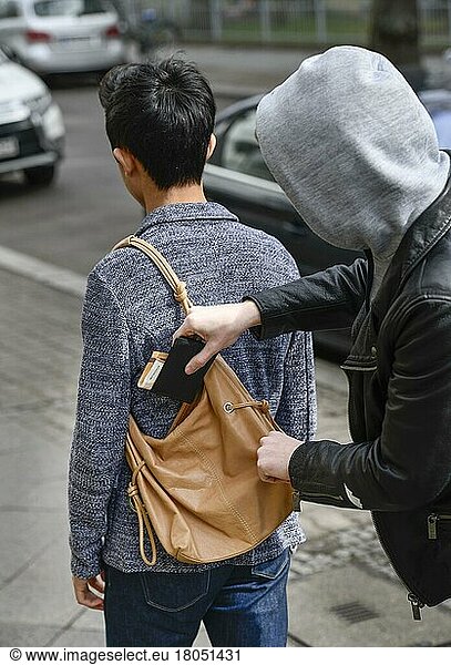 Diebstahl einer Geldbörse aus Handtasche  Strassenkriminalitaet  gestelltes Foto