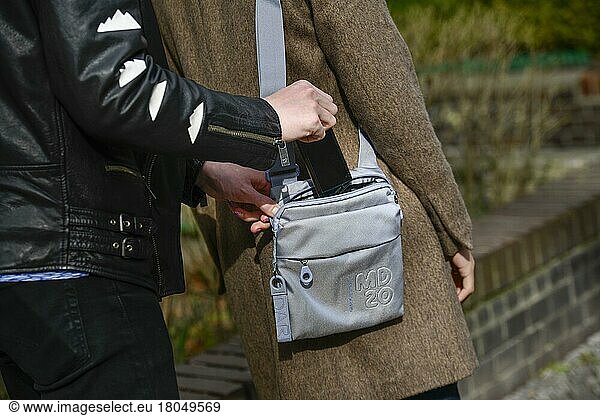 Diebstahl eines Handys aus Handtasche  Strassenkriminalitaet  gestelltes Foto