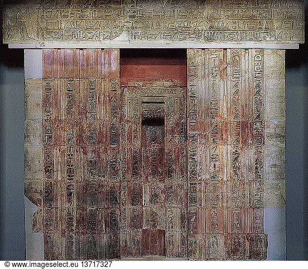 Diese Tür trägt nicht nur die übliche Grabformel  sondern auch einen interessanten biografischen Text  der die Geburt des Besitzers in der 4. Dynastie  seine Heirat mit einer Prinzessin und seine Karriere unter mehreren Königen der 5. Dynastie beschreibt. Ägypten. Altägyptisch. Altes Reich  5. Dynastie  um 2450 v. Chr. Saqqara.