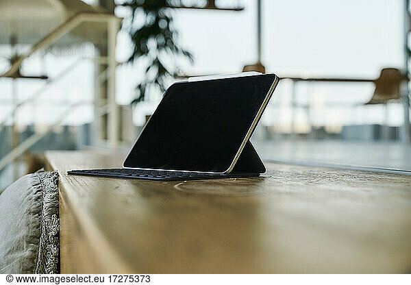 Digitaler Tisch mit Computertastatur auf dem Tisch zu Hause