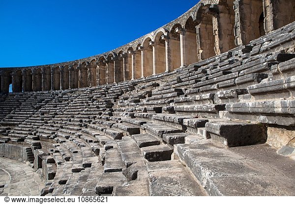 Dilapidierte Stufen eines Amphitheaters