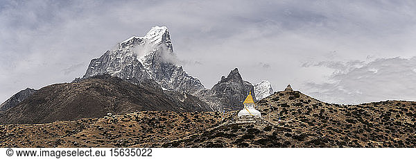 Dinboche stupa  Himalayas  Solo Khumbu  Nepal