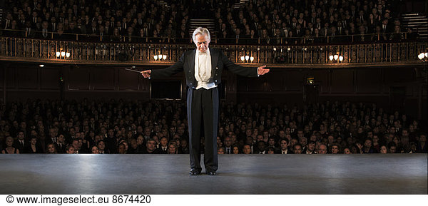 Dirigent auf der Bühne im Theater