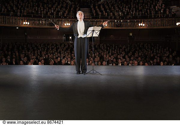 Dirigent auf der Bühne im Theater