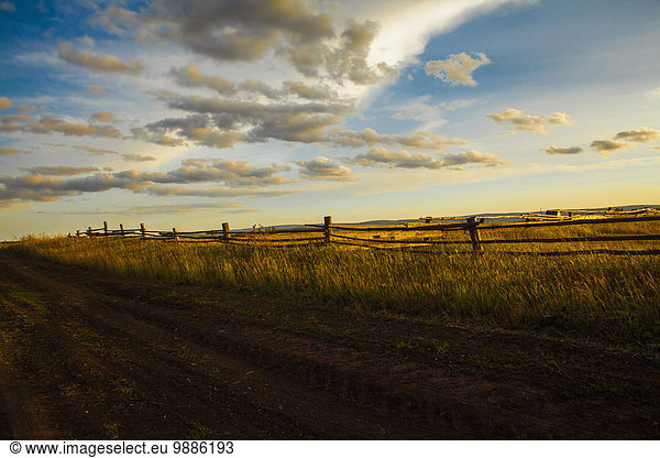 Dirt Track and Field bei Sonnenuntergang  Sarsy Village  Gebiet Swerdlowsk  Russland