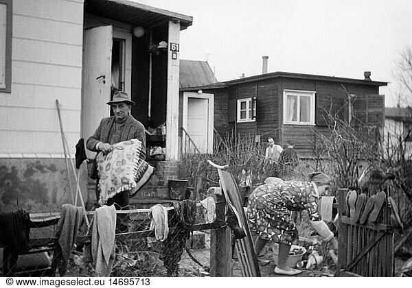 disasters  floods  North Sea flood  16./17.2.1962  West Germany  Hamburg  couple in front of its house at Overhaken  Kirchenwerder  18.2.1962  victims  people  natural disaster  catastrophe  destruction  historic  historical  20th century  1960s  60s