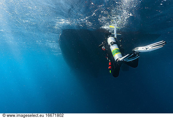 Diver approaching dive boat at the great Barrier Reef