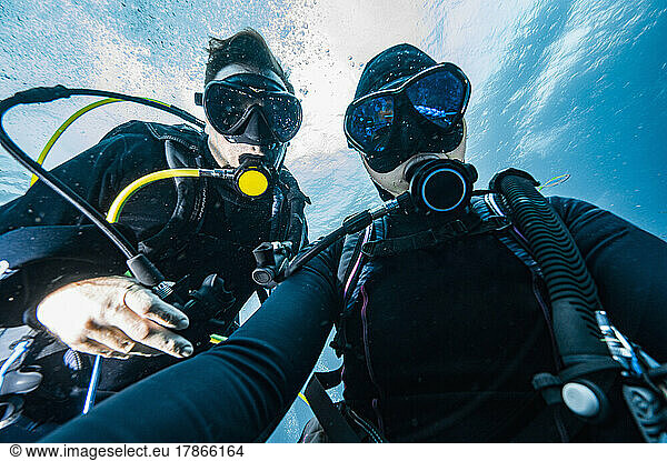 divers sharing air at safety stop