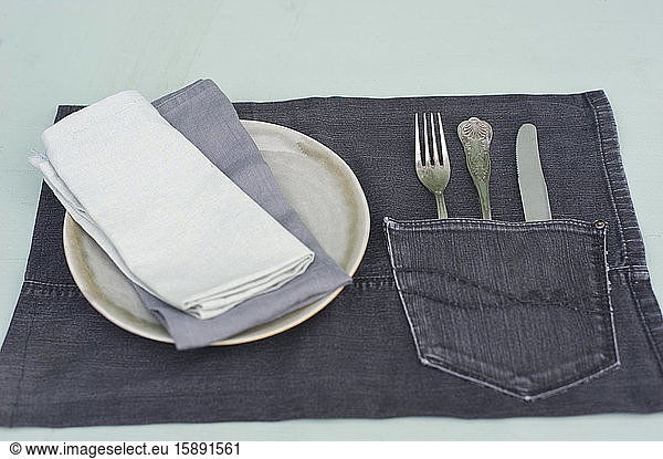 DIY-Jeans-Tischset mit Tasche für Besteck