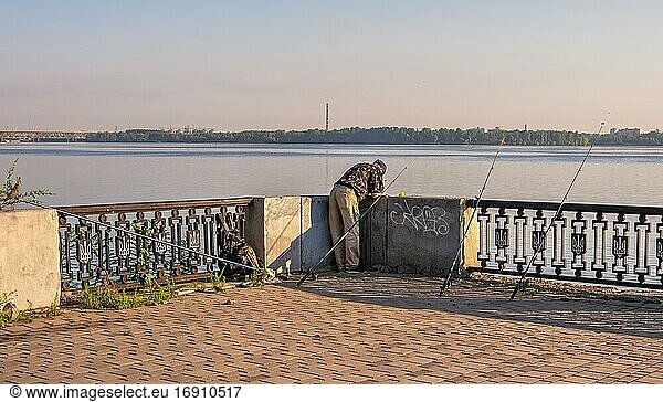 Dnipro  Ukraine 07. 18. 2020. Dnipro Stadt Damm in der Ukraine an einem sonnigen Sommermorgen.