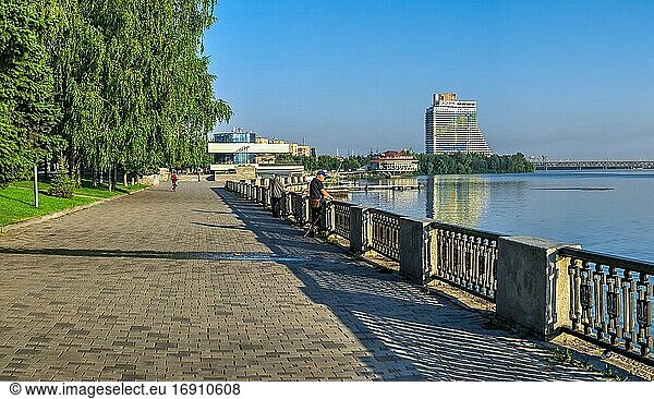 Dnipro  Ukraine 07. 18. 2020. Dnipro Stadt Damm in der Ukraine an einem sonnigen Sommermorgen.