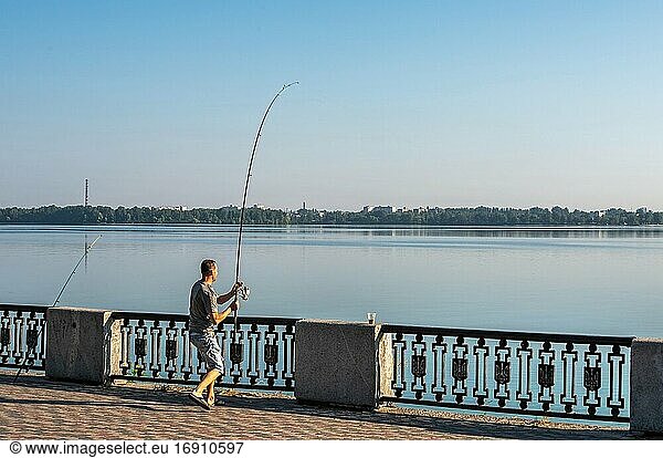 Dnipro  Ukraine 07. 18. 2020. Fischer am Dnipro-Ufer an einem sonnigen Sommermorgen.