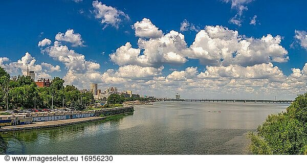 Dnipro  Ukraine 07. 18. 2020. Großformatiger Panoramablick auf den Fluss Dnjepr und die Uferstraße von Dnipro in der Ukraine an einem sonnigen Sommermorgen.