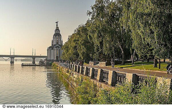 Dnipro  Ukraine 07. 18. 2020. Uferpromenade in Dnipro  Ukraine  an einem sonnigen Sommermorgen.