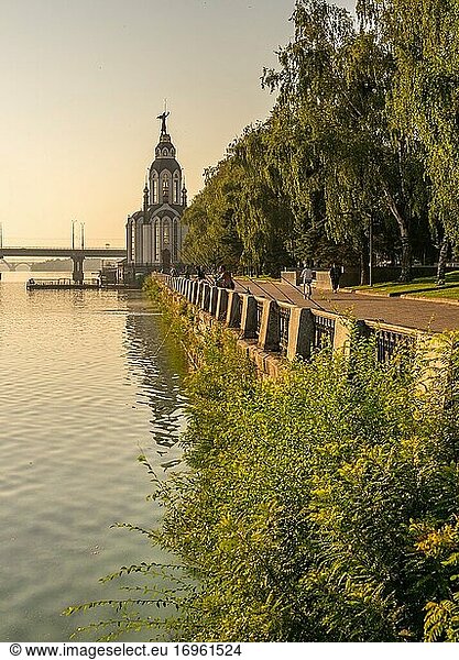 Dnipro  Ukraine 07. 18. 2020. Uferpromenade in Dnipro  Ukraine  an einem sonnigen Sommermorgen.