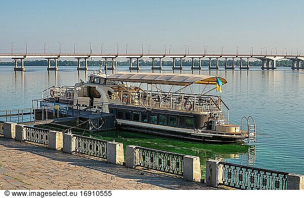 Dnipro  Ukraine 07. 18. 2020. Vergnügungsboote auf dem Dnipro-Damm an einem sonnigen Sommermorgen.
