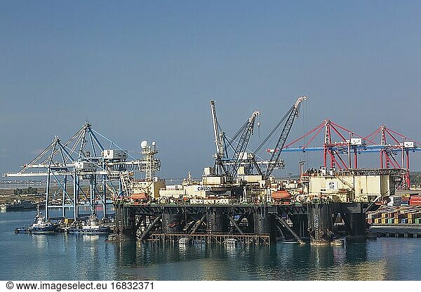 Dock mit Portalkränen und angedocktem Unterwasserschiff für die Verlegung von Öl- und Gaspipelines Castoro Sei  Hafen Limassol  Zypern.
