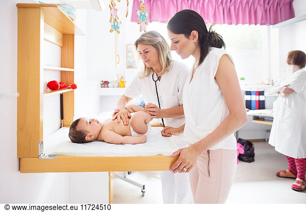 Doctor examining baby (2-5 months)