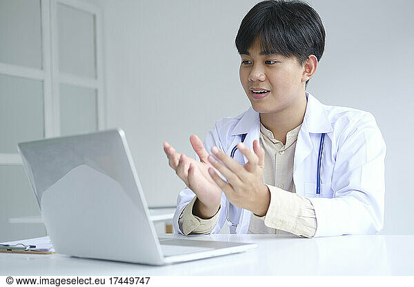 Doctor online  online medical communication network with patient