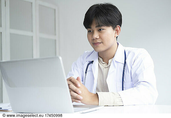 Doctor online  online medical communication network with patient