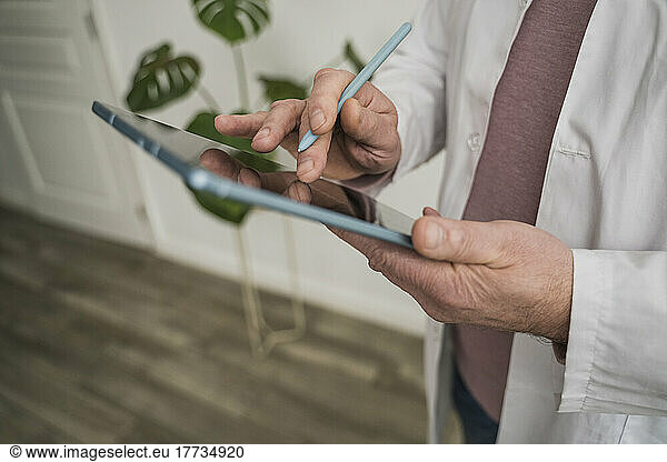 Doctor using tablet PC and digitized pen