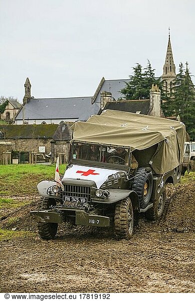 Dodge WC52 Last-  Waffen- und Truppentransporter der amerikanischen Armee im 2. Weltkrieg  hier als Krankentransporter bei einem Oldtimertreffen in Landernau  Departement Finistere Penn-ar-Bed  Region Bretagne Breizh Frankreich