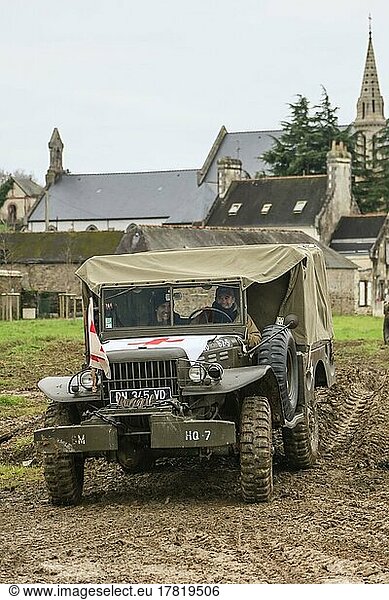 Dodge WC52 Last-  Waffen- und Truppentransporter der amerikanischen Armee im 2. Weltkrieg  hier als Krankentransporter bei einem Oldtimertreffen in Landernau  Departement Finistere Penn-ar-Bed  Region Bretagne Breizh Frankreich