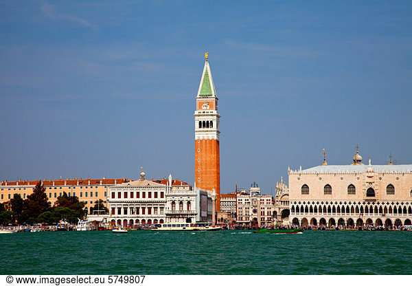 Dogenpalast und Glockenturm  Venedig  Italien